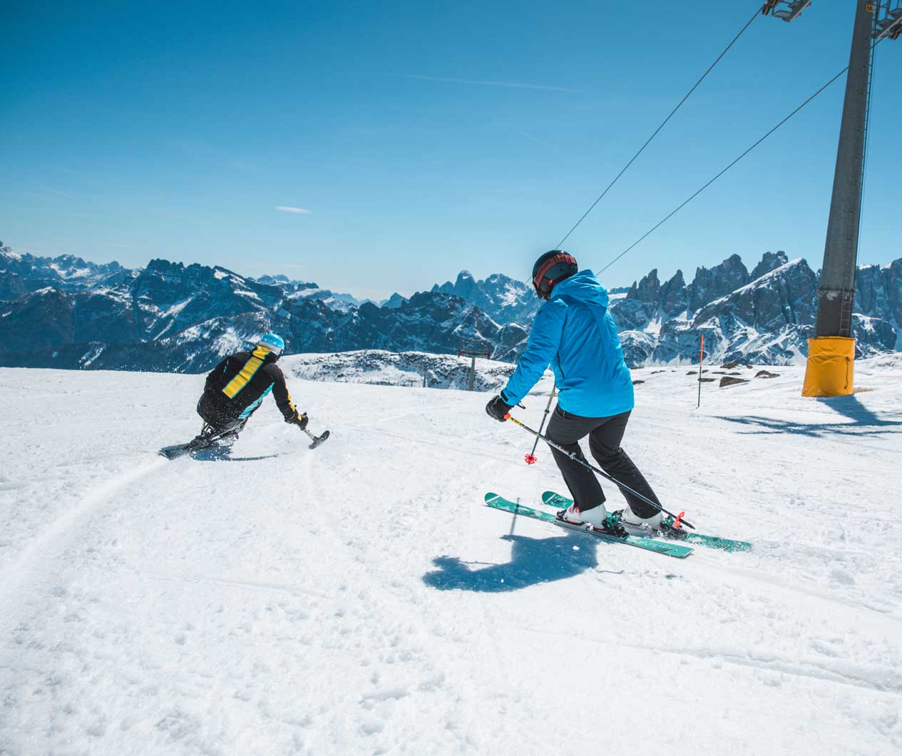 company-team-skiing